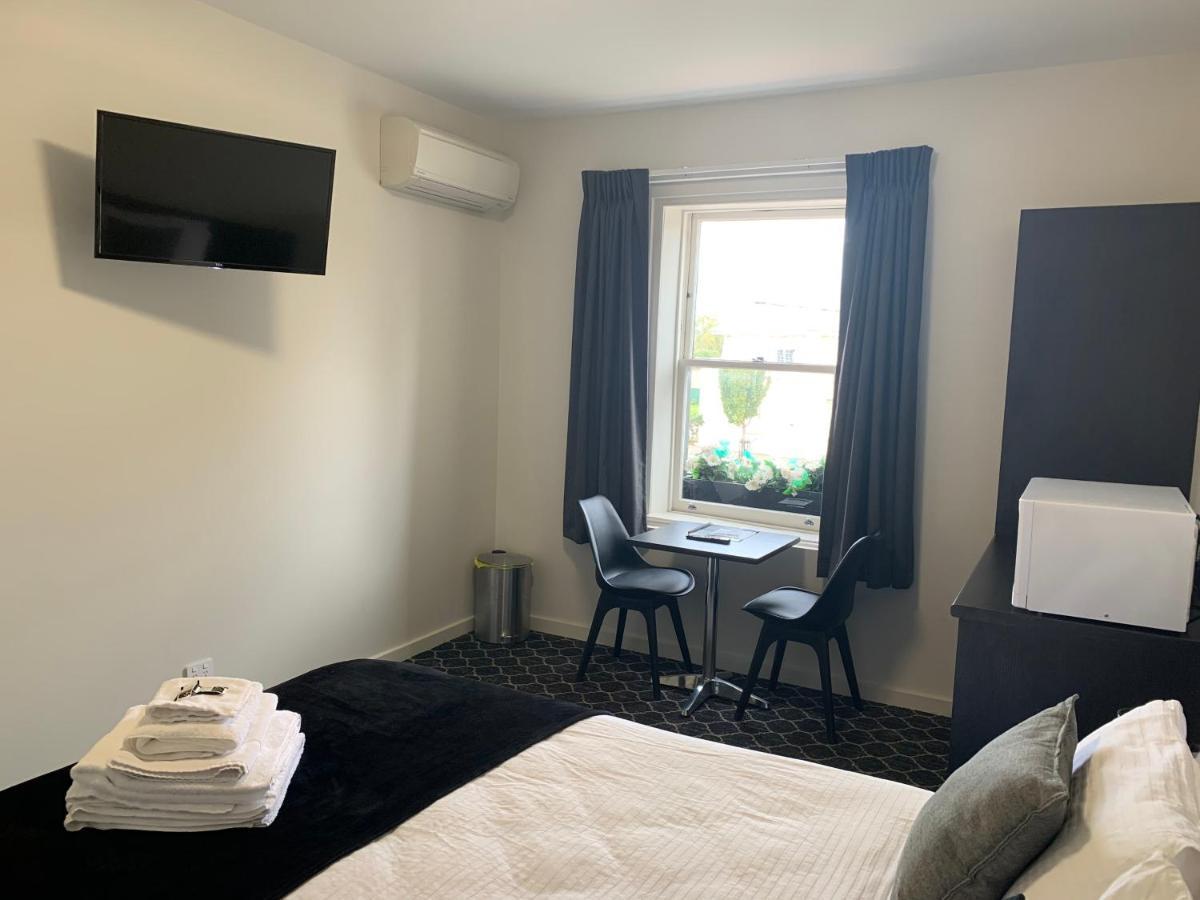Longford Queens Arms Hotel מראה חיצוני תמונה